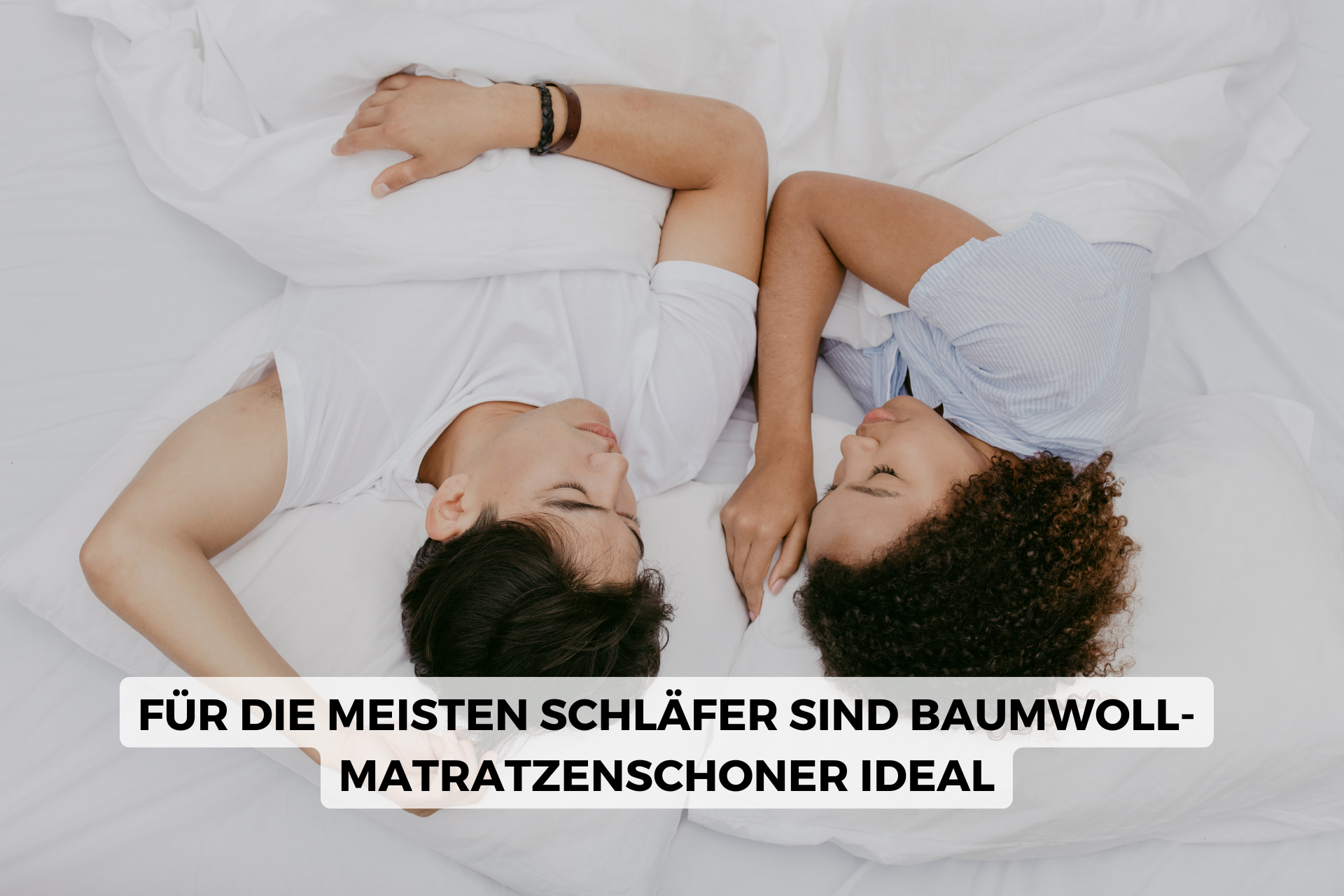 Paar schläft im Bett auf einem Baumwoll Matratzenschoner